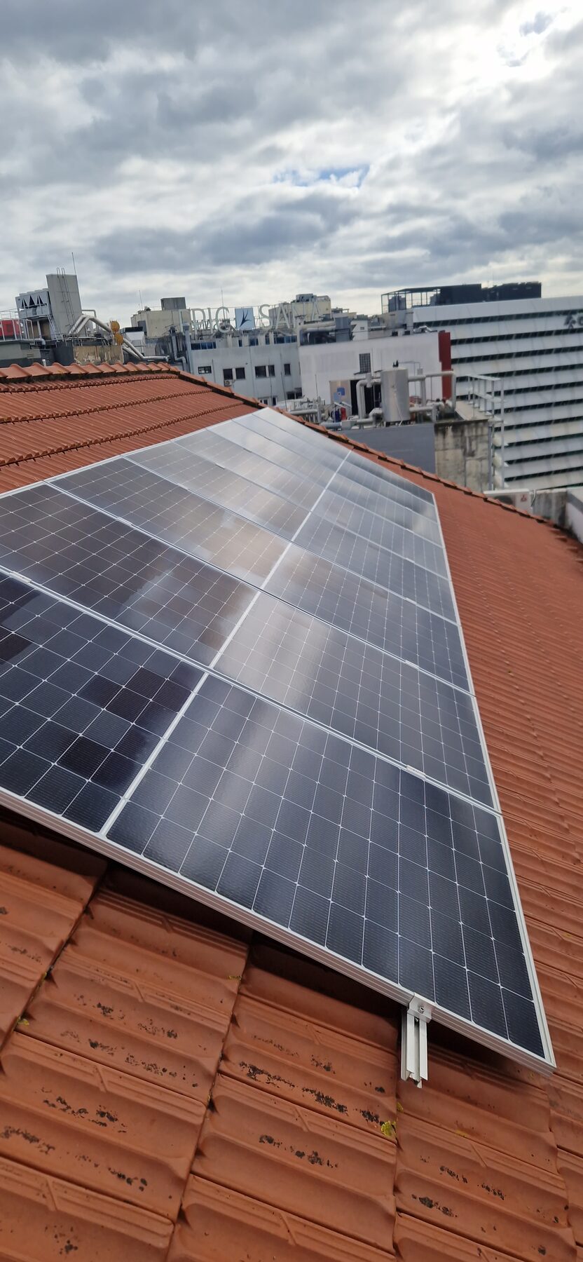 Painéis solares num telhado em Lisboa